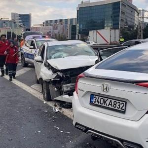 İstanbul - Bağcılar TEM Otoyolu’nda 2 otomobil çarpıştı: 4 yaralı