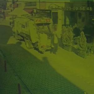 Şoförünün geri manevra yaptığı kamyon yayaya çarptı; kaza kamerada