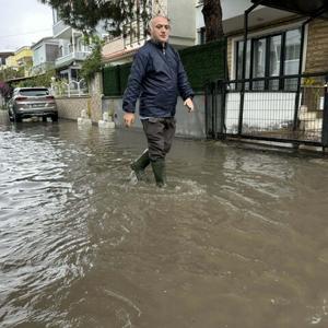 Balıkesirde sağanak; cadde ve sokaklar göle döndü