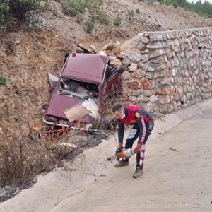 Otomobil istinat duvarına çarptı; 1 ölü, 1 yaralı