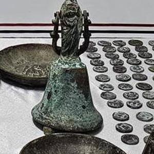 Karsta Meryem Ana figürlü çan ile çok sayıda tarihi eser ele geçirildi