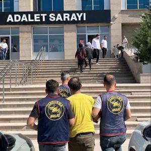 Vanda, aranan FETÖ üyesine gözaltı