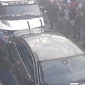 Kamyonet, otomobile çarptı; nöbet geçiren sürücü hastaneye kaldırıldı