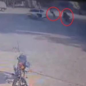 Kazada motosikletin savrulan sürücüsü yol kenarındaki çifte çarptı