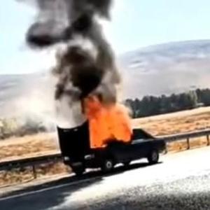 Seyir halinde alev alan otomobil yandı