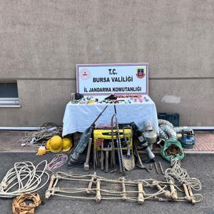 Ormanda kaçak kazı yapan 9 kişi suçüstü yakalandı