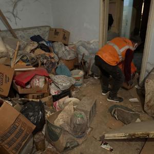 Zihinsel engelli kadın, çöp evde 1 ay önce ölen annesinin cesediyle yaşamış