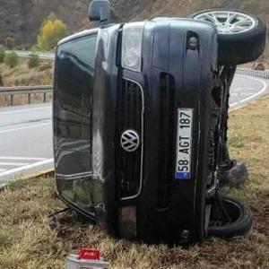 Sivasta minibüs devrildi: 2 yaralı