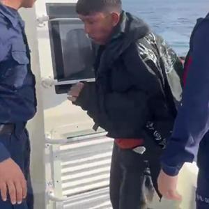 Kaçak yolla Yunanistan’a geçerken bottan düştü, 12 saat yüzerek hayatta kaldı
