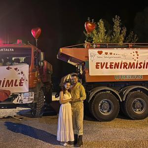 Orman işçisi arazöze pankart asıp kız arkadaşına evlilik teklif etti