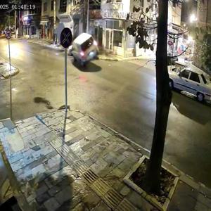 Devrilen hafif ticari araçtaki baba ile 8 aylık kızı kurtarıldığı anlar kamerada