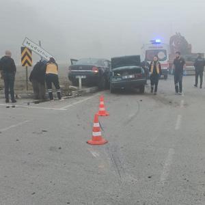 Kavşakta otomobiller çarpıştı: 1’i bebek, 4 yaralı