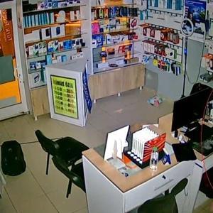 Elazığ’daki iş yerinden 70 bin TLlik telefon hırsızlığı kamerada