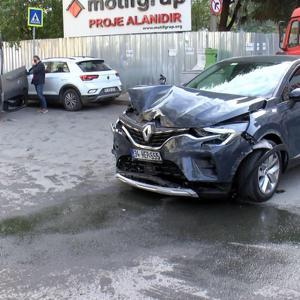İstanbul- Bakırköyde seyir halindeki 2 araç çarpıştı