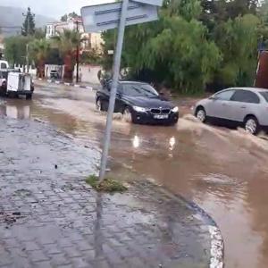 İzmirde sağanak etkili oldu