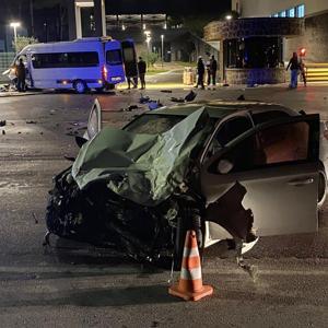 Tur minibüsüyle otomobil çarpıştı: 2 yaralı