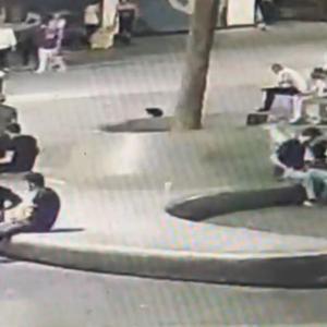 İstanbul - Taksim’de bankta uyuyan adamın telefonunu çaldı; mağduru yanlış tarafa yönlendirdi