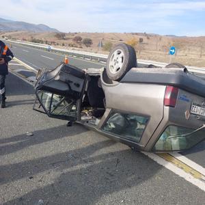 Traktöre çarpan otomobil devrildi: 5 yaralı