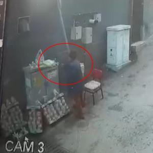 Para bozdurmaya giden seyyar satıcının tezgahta bıraktığı telefonunu çaldı