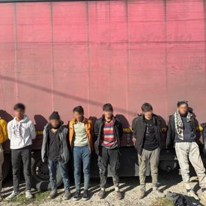 TIRın dorsesinde 8 kaçak göçmen yakalandı