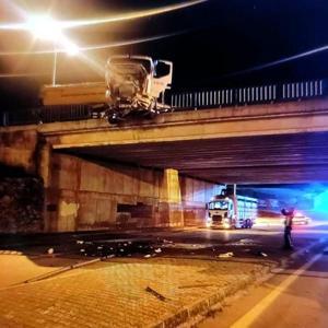 Bilecikte viyadükte askıda kalan çekicinin sürücüsü yaralandı