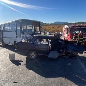 Mersinde tarım işçilerini taşıyan midibüs ile otomobil çarpıştı: 3 ölü, 12 yaralı