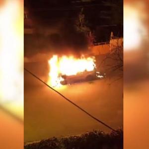 Hareket halindeki hafif ticari araç alev alev yandı