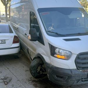 Kontrolden çıkan minibüs park halindeki 4 araca çarptı