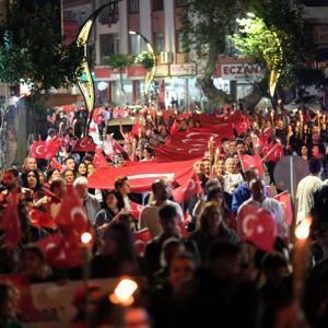 200 metrelik bayrakla fener alayı