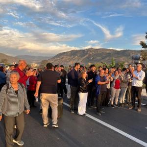 Artan kazalara dikkat çekmek için yol kapattılar