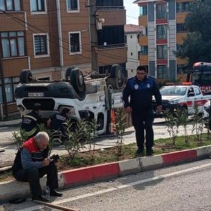 Otomobil ile çarpışan kamyonet takla attı: 2 yaralı