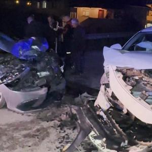 İki otomobil kafa kafaya çarpıştı: 7 yaralı