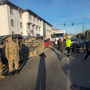 Makam aracı jandarma minibüsüne çarptı; 2 asker yaralandı