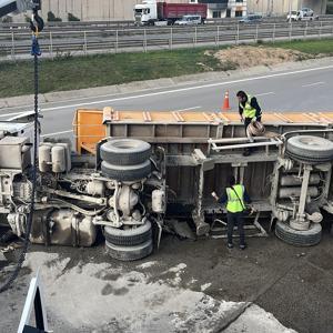 TEM Otoyolunda mıcır yüklü kamyon devrildi; şoför yaralandı