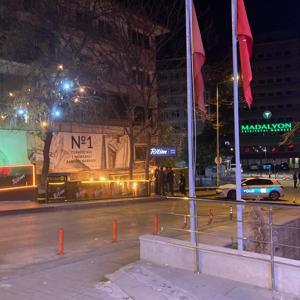 Motosikletli şüpheli caddede tabancayla rastgele ateş açtı