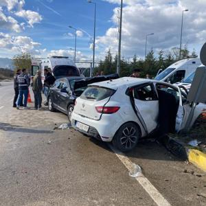 Kavşakta otomobiller çarpıştı: 7 yaralı