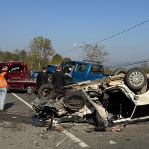 Ehliyetsiz sürücünün kullandığı otomobille kamyonet çarpıştı; 1 ölü, 2 yaralı