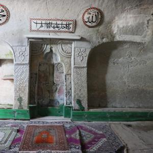 Baraj suyu altında kalan mahallenin kayadan oyma asırlık camilerinin turizme kazandırılması isteği