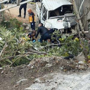 Denizlide kamyonet evin bahçesine uçtu; 1 ölü, 3 yaralı