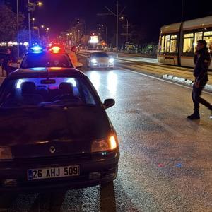 Tramvay yoluna giren otomobil çevredekilerin yardımıyla çıkarıldı, sürücüye ceza uygulandı