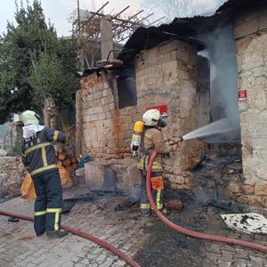 Hatay’da metruk binada yangın