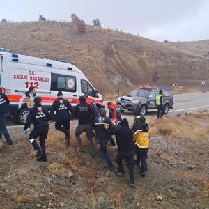 Elazığ’da kamyonet yan yattı: 2 yaralı
