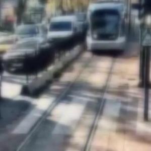 İstanbul- Beyoğlu’nda tramvayın motosiklete çarpma anı kamerada