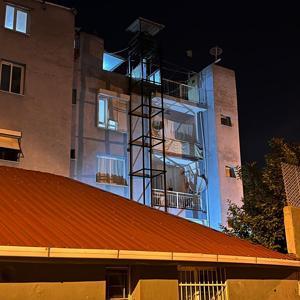 Kardeşi için yaptırdığı engelli asansöründen düşerek öldü