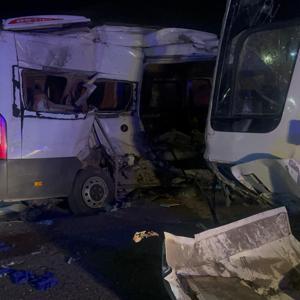 İzmir’de servis otobüsü ile servis minibüsü çarpıştı: 13 yaralı