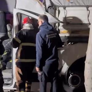 İşçileri taşıyan minibüs, TIRa arkadan çarptı: 9 yaralı