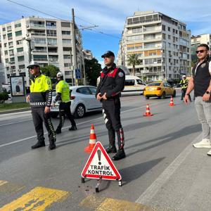 İzmirde polisten 30 noktada geniş katılımlı dar alan denetimi