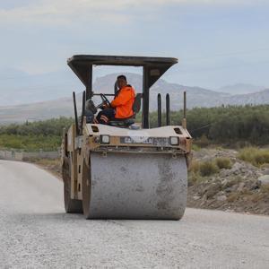 Mut’ta yol çalışmaları sürüyor