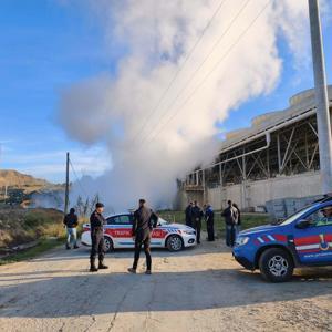 Aydında sıcak su boru hattı patladı; yol trafiğe kapandı