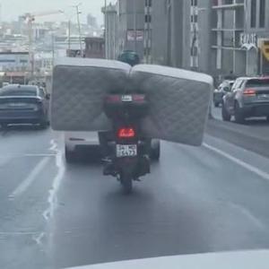 İstanbul - Beylikdüzünde motosikletle yatak taşıdı